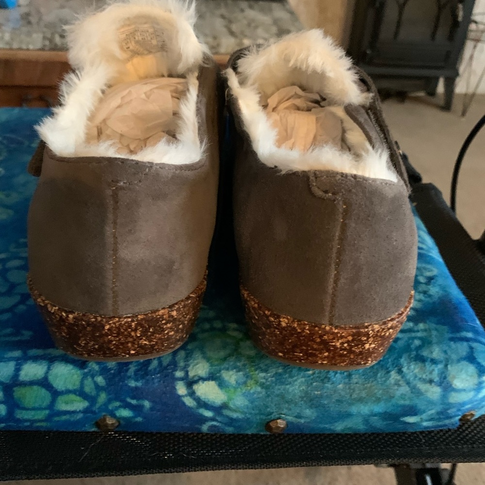 NWOT Aurora Jade shoes fleece lined with adjustable strap in 10 wide